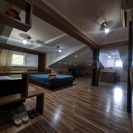 Apartments On Mustafa Ozturk Almaty Esterno foto